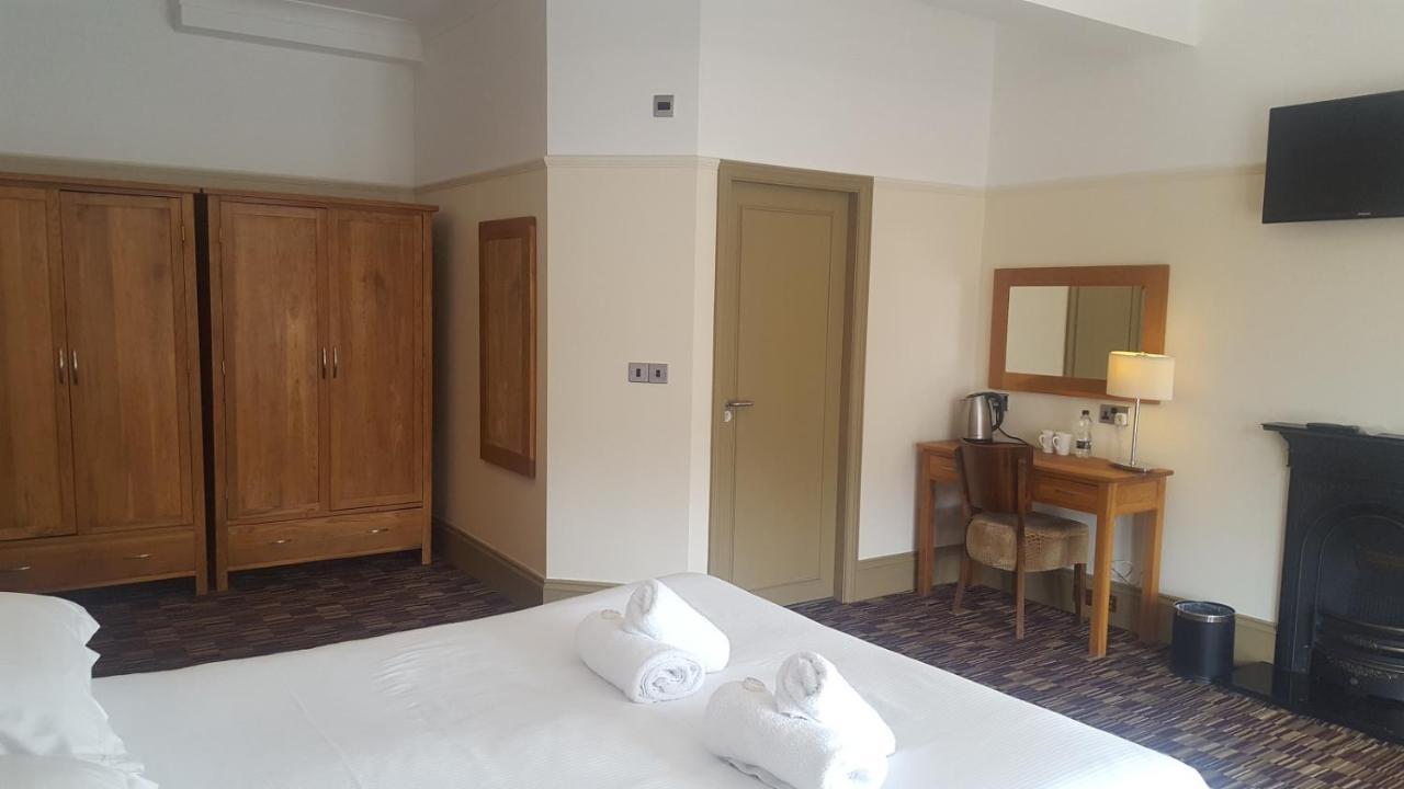 The Dolphin Hotel ويتبي المظهر الخارجي الصورة