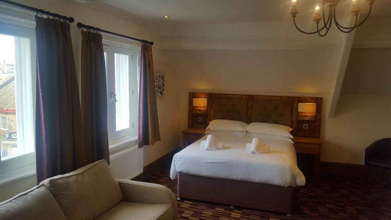 The Dolphin Hotel ويتبي المظهر الخارجي الصورة